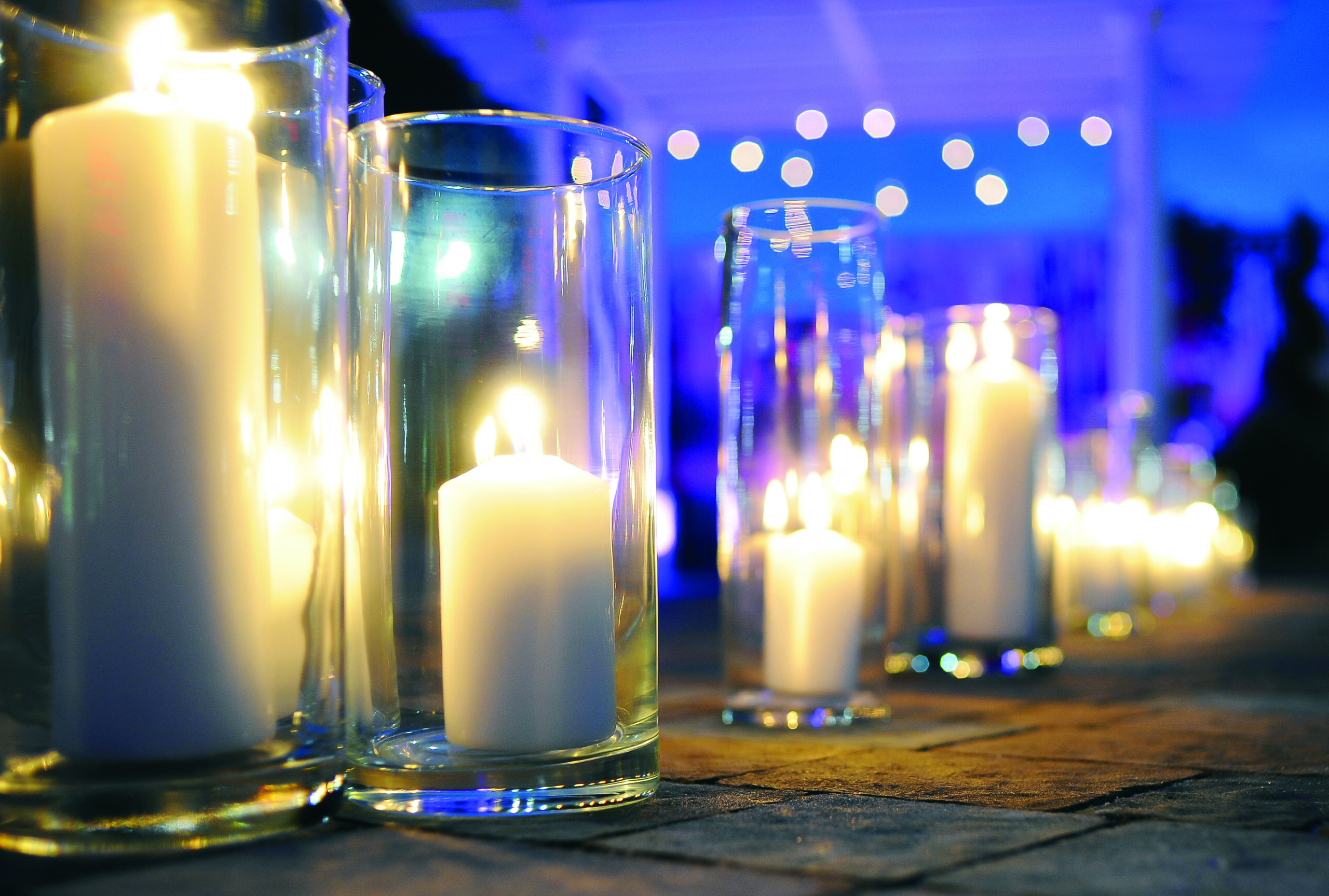 Decor for a wedding ceremony at Ceruti’s Summit Park in Fort Wayne, Indiana, featuring elegant lighting options.